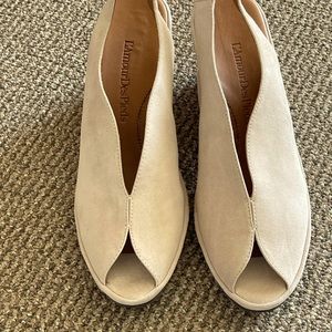 Beautiful suede comfort shoes …L’amour Des Pieds